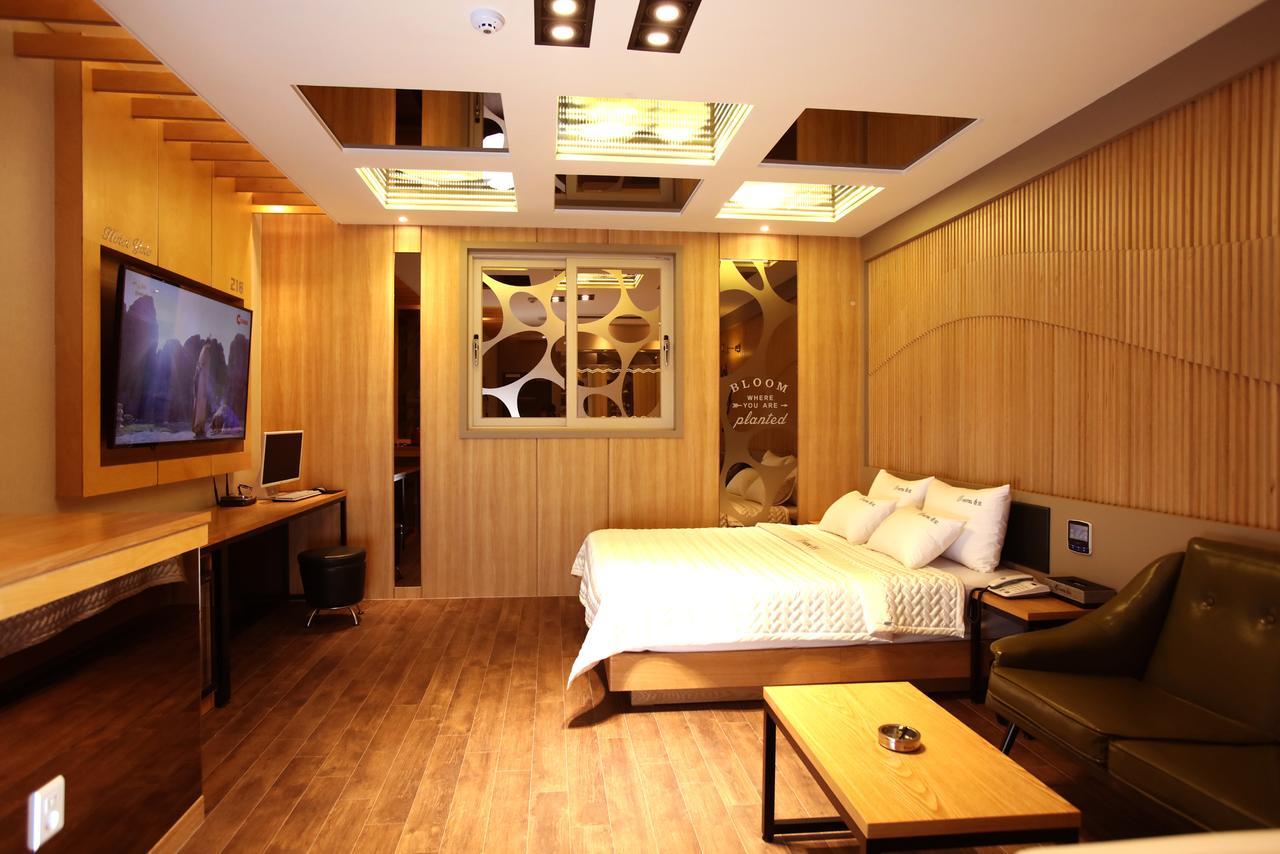 Hotel Yolo Chongnae-dong Exterior foto